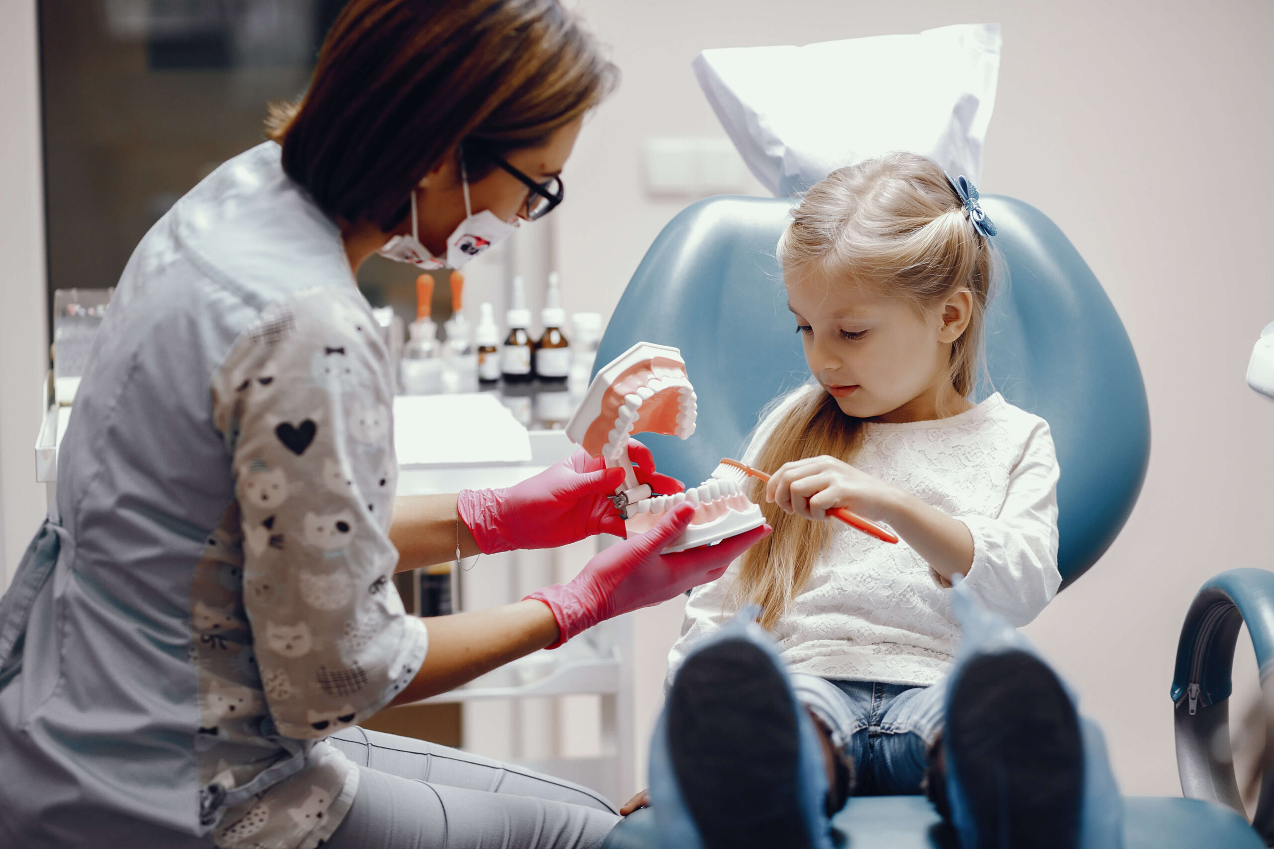 Dentista infantil na Mooca atendendo criança na Risoarte Odontologia.
