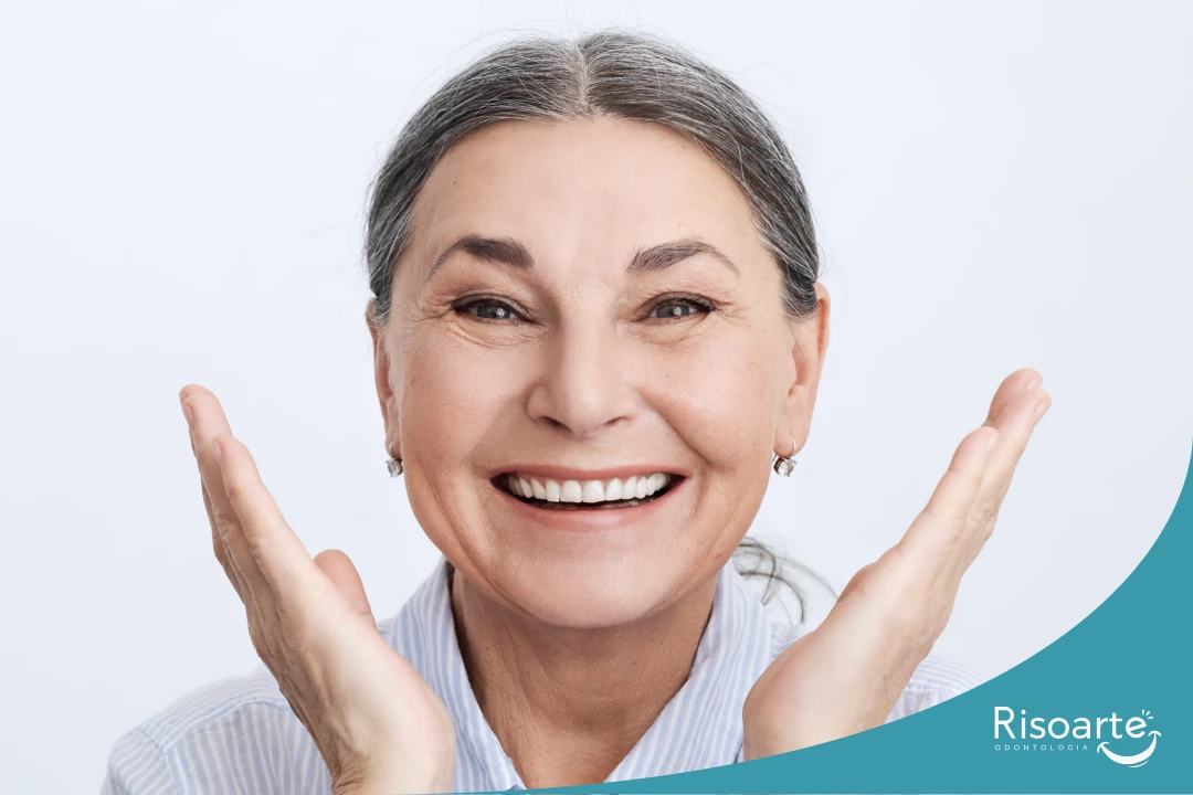 Paciente sorrindo após reabilitação com prótese dentária em clínica na Mooca