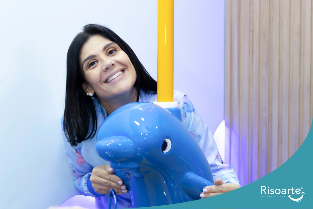 Dra. Ariane Bronetti, odontopediatra da Risoarte, durante a primeira consulta infantil em consultório odontológico na Mooca.