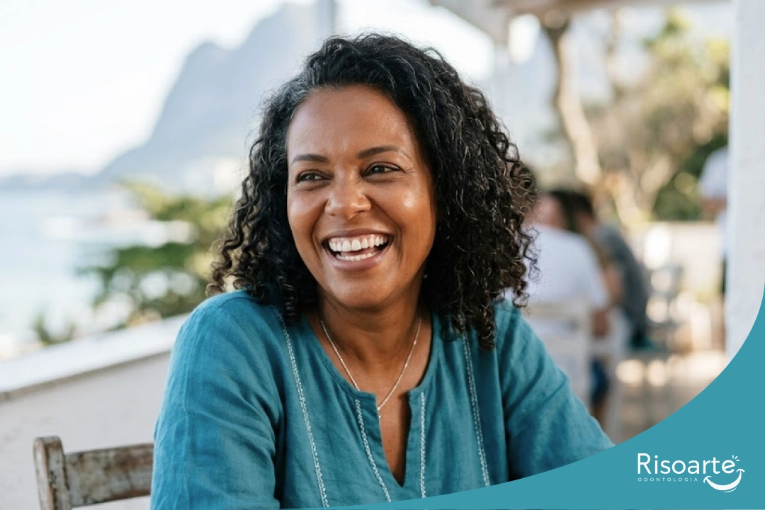 Mulher sorrindo após tratamento com implante dentário