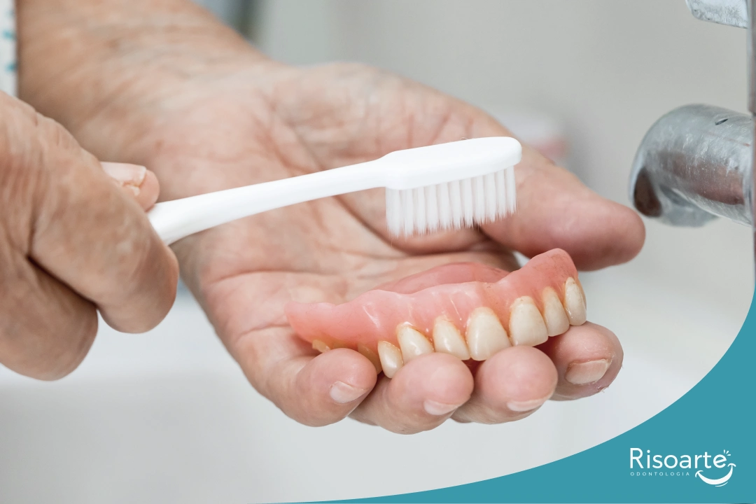 Higienização da prótese protocolo com escova de dentes