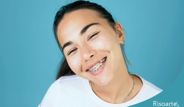 Paciente sorrindo com aparelho ortodôntico durante adaptação ao tratamento na Mooca