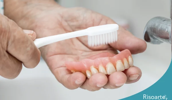 Higienização da prótese protocolo com escova de dentes
