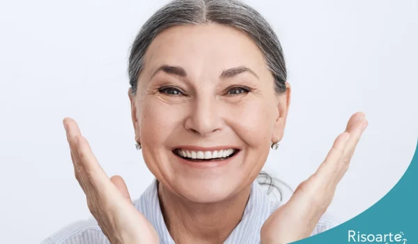 Paciente sorrindo após reabilitação com prótese dentária em clínica na Mooca