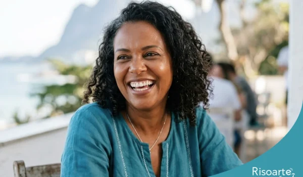 Mulher sorrindo após tratamento com implante dentário